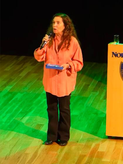 La cantante también se mostró muy emocionada al recibir la distinción