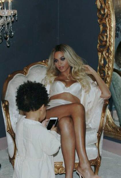 La cantante une el trabajo con la maternidad