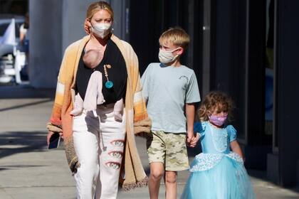 La cantante y actriz Hilary Duff fue vista de paseo con sus tres hijos, Banks, Luca y Mae