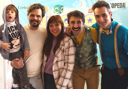 La cantante y actriz Josefina Scaglione llevó a su pequeño hijo al teatro para ver al grupo de música infantil NiLocos en la previa a las vacaciones de invierno. En su cuenta de Instagram, entusiasmada, recomendó a sus seguidores el espectáculo que se podrá ver en el Teatro La Plaza