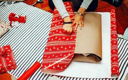 La cantidad de papel que se va a usar dependerá de las medidas del artículo que se quiere envolver