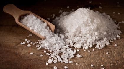 La cantidad de sodio en la sal gruesa es similar a la sal de mesa.