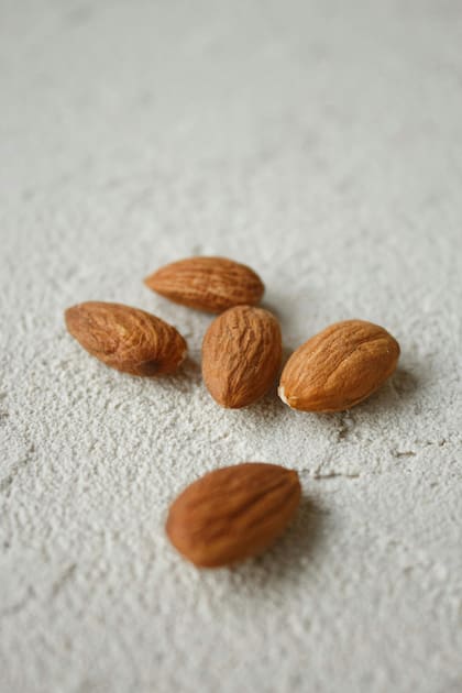 La cantidad ideal es de aproximadamente 28 gramos, lo que equivale a un pequeño puñado (unas 20 a 23 almendras)