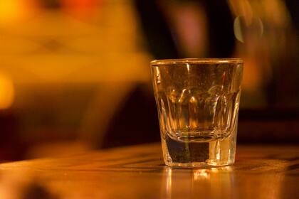 La cantidad recomendada de protector solar para aplicar en el cuerpo llenaría un vaso tequilero. Foto: Amin Zabardast, Unsplash