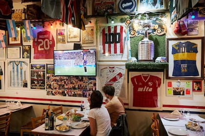 "La cantina tenía que tener un estilo muy claro: precios accesibles, ambiente relajado, gaseosa de litro, sifón, vino en pingüino", dice Juan Pablo, uno de los socios