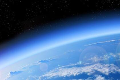 La capa de ozono se forma en la estratósfera a unos 15 o 30 km sobre la superficie de la Tierra