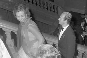 La capa semitransparente de gasa de seda roja que llevaba la reina Sofía fue sustraída en algún momento de la ceremonia en el Concejo Deliberante de Buenos Aires, el 27 de noviembre de 1978