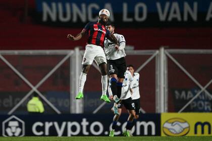 La capacidad de salto del colombiano Diego Herazo, en una lucha por cabecear contra Matías De los Santos; el Liverpool uruguayo fue un digno adversario en el Nuevo Gasómetro.