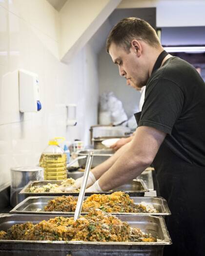 La capacidad del comedor es para 640 personas: 40 funcionarios y 600 empleados.