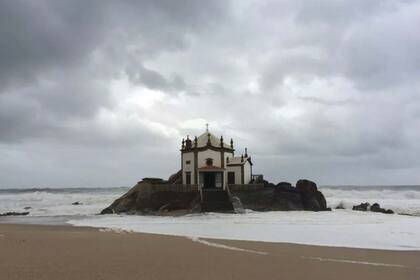 La Capela do Senhor da Pedra se levanta sobre unas rocas en medio del Atlántico. 