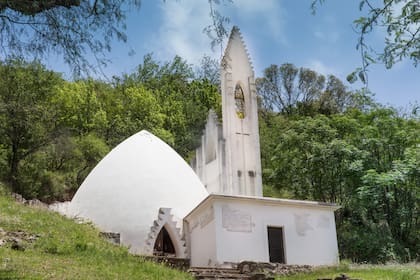 La capilla blanca en las sierras de Unquillo es un homenaje del italiano Guido Buffo a su esposa y a su hija, víctimas de tuberculosis.
