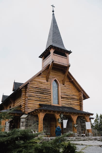 La capilla de San Eduardo es una pequeña edificación neogótica de piedra y madera –obra del arquitecto Alejandro Bustillo y decorada con un retablo donado por el artista Raúl Soldi– que se encuentra cerca del Llao Llao y Puerto Pañuelo.