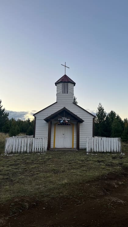 La capilla El Triana fue construida a principios del siglo XX en madera y remite a las iglesias chilotas al otro lado de la frontera, declaradas Patrimonio de la Humanidad por la UNESCO.