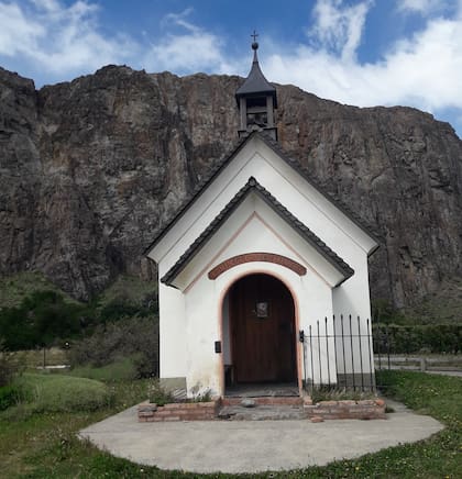 La capilla fue un regalo del escalador austríaco Edward Müller para recordar la vida de su amigo Toni Egger que murió a causa de una avalancha en 1959