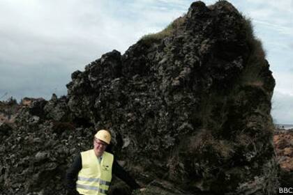 La capilla, (que aparece en la foto junto con Petur Matthiasson) es una roca serrada de unos 3,5 metros