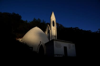 La capilla representa un cardo santo y en la cúpula cuenta con una torre de bordes dentados, con un campanario
