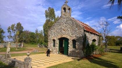 La Capilla San Jorge, en Puerto Camacho, el lugar elegido por Tevez y Mansilla para unirse en matrimonio