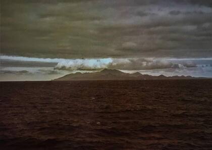 La capital de la isla Ascensión es Greentown. Y su punto más alto (visible en la imagen) es la cumbre del monte Green, de 859 metros de altura.