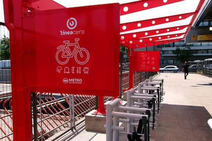 La capital del país vecino fomenta el uso de bicicletas y está construyendo la ciclovía más larga de su historia
