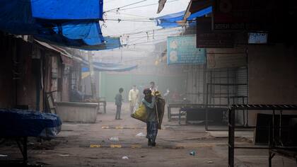 Una espesa neblina gris envolvió la capital de India la contaminación golpea niveles peligrosos. La Asociación Médica India dijo que Nueva Delhi estaba en medio de una "emergencia de salud pública"
