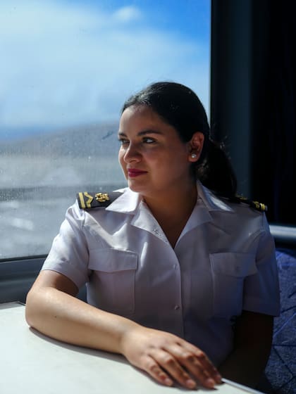 La capitana del catamarán de Solo Expediciones