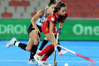 La capitana Rocío Sánchez Moccia persigue a una rival española