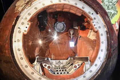 La cápsula de aterrizaje de la nave espacial Vostok del cosmonauta soviético Yuri Gagarin se exhibe en el Museo de Cosmonáutica de Moscú