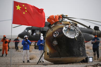 La cápsula de regreso de la misión tripulada espacial Shenzhou-13 tras su aterrizaje en Dongfeng, en la Región Autónoma de Mongolia Interior (Archivoi)