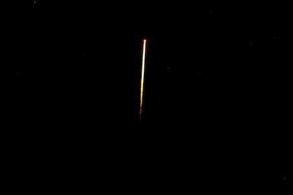 La cápsula de Space X deja una estela en el cielo mientras desciende hacia el océano