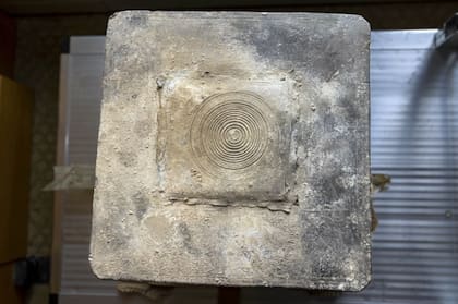 La cápsula del tiempo, una pequeña caja de plomo que mide aproximadamente un pie cúbico, fue descubierta en mayo de 2023 durante una restauración