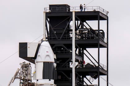 La cápsula Dragon en plena fase de ascenso; el vuelo busca normalizar la cantidad de personal en la estación tras una emergencia sanitaria en enero