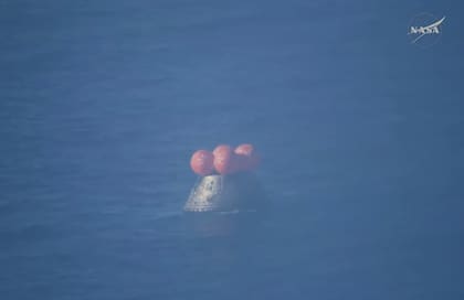 La cápsula Orión con los astronautas en su interior antes de ser rescatados por la Marina de Estados Unidos