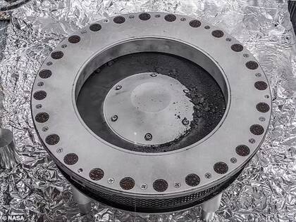 La cápsula y algunos materiales que se ven en su interior