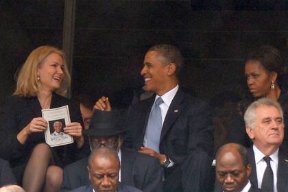 La cara de desaprobación de la primera dama Michelle Obama, ante las risas de su marido junto a la primera ministro danesa