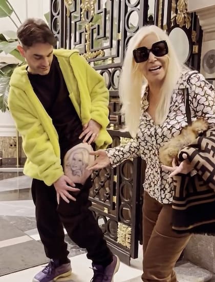 La cara de la diva al ver el tatuaje del fanático