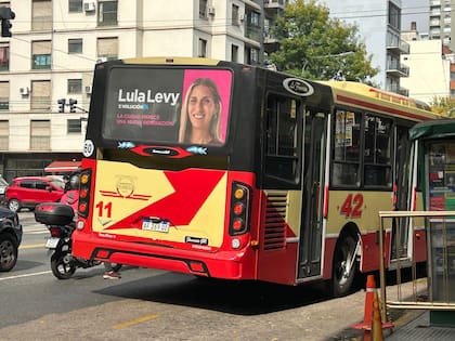 La cara de Lula Levy ploteada en un colectivo de la línea 42, sobre Lacroze