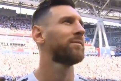 La cara de Messi durante el himno argentino