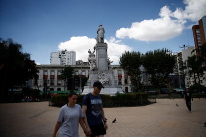 La cara posterior del Monumento a Nicolás Avellaneda está a metros del Centro Municipal de Arte y la Catedral de Avellaneda, Nuestra Señora de la Asunción