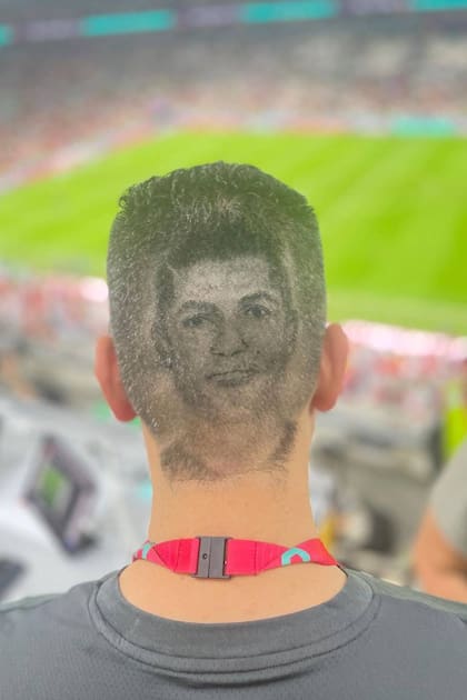 La cara que un peluquero hizo en la parte posterior de la cabeza del locutor colombiano Eduardo Luis López era originalmente la de Cristiano Ronaldo, pero fue confundida con diversos personajes