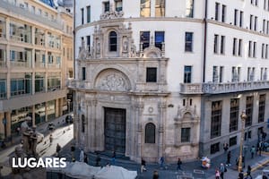 La característica fachada de estilo neoplateresco.