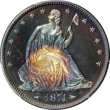 La característica que la hace única son las dos flechas que se ubican en los costados de la fecha