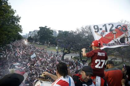 La caravana de hinchas partió del Obelisco y llegó a Figueroa Alcorta y Tagle; muchos de ellos fueron después al estadio Monumental.