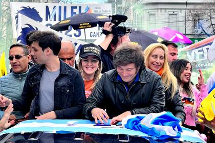 La caravana de Javier Milei en la ciudad de La Plata