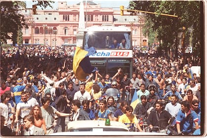 A convoy of fans accompanies the Boca bus in Buenos Aires