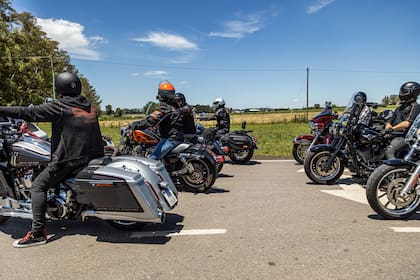 La caravana Harley Davidson ingresando al campo de Capitán Sarmiento