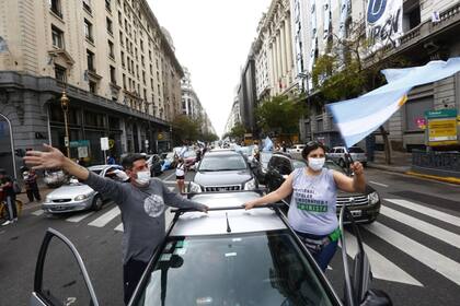 La caravana por el Día de la Lealtad continuó por la tarde entre el Obelisco y la Plaza de Mayo