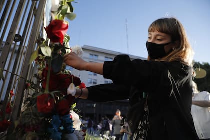 Flores sobre las rejas de Plaza de Mayo por los 10 años de la muerte de Néstor Kirchner