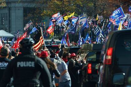 La caravana presidencial al recorrer la marcha, en Washington