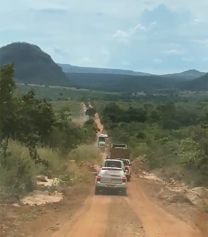 La caravana que acompañó a las elefantas se acerca al santuario