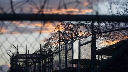 La cerca exterior de la cárcel de Guantánamo 
